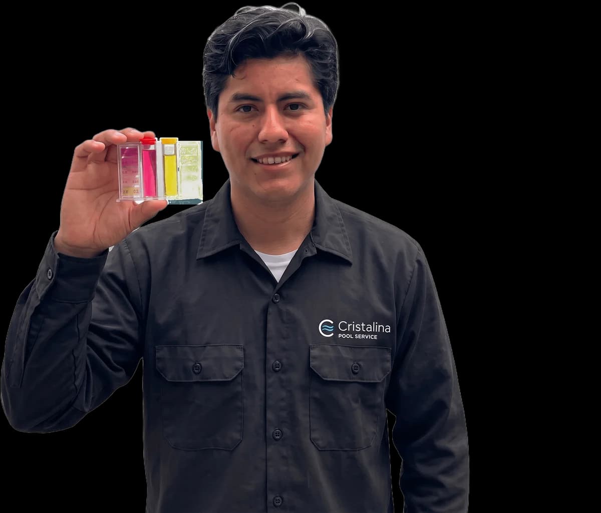 Elder midiendo pH y cloro con un kit de prueba